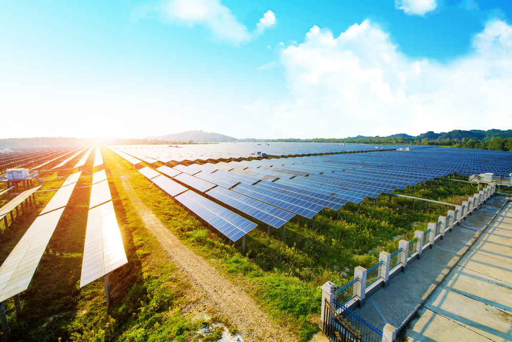 Solarstrom selbst nutzen oder verkaufen? Einspeisung und Eigenverbrauch bei Photovoltaikanlagen.